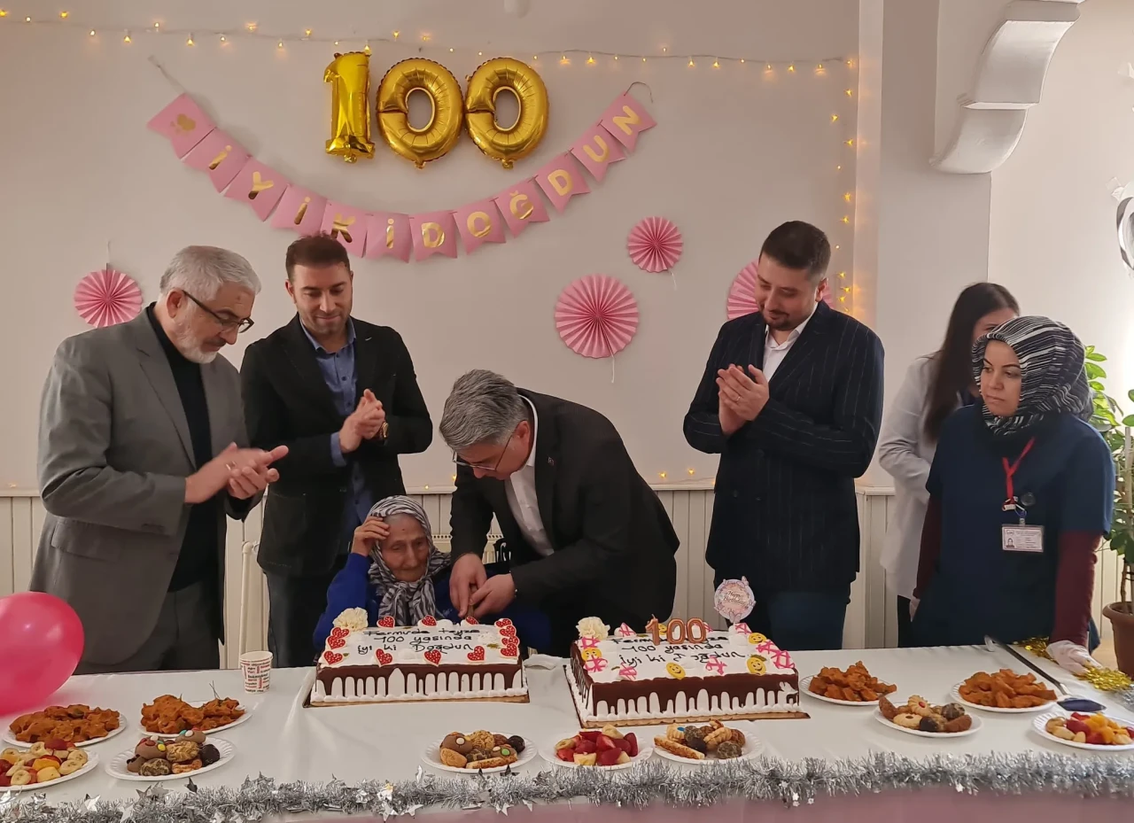 Sivas’ta 100 Yaşına Giren Fermide Cangül İçin Anlamlı Kutlama