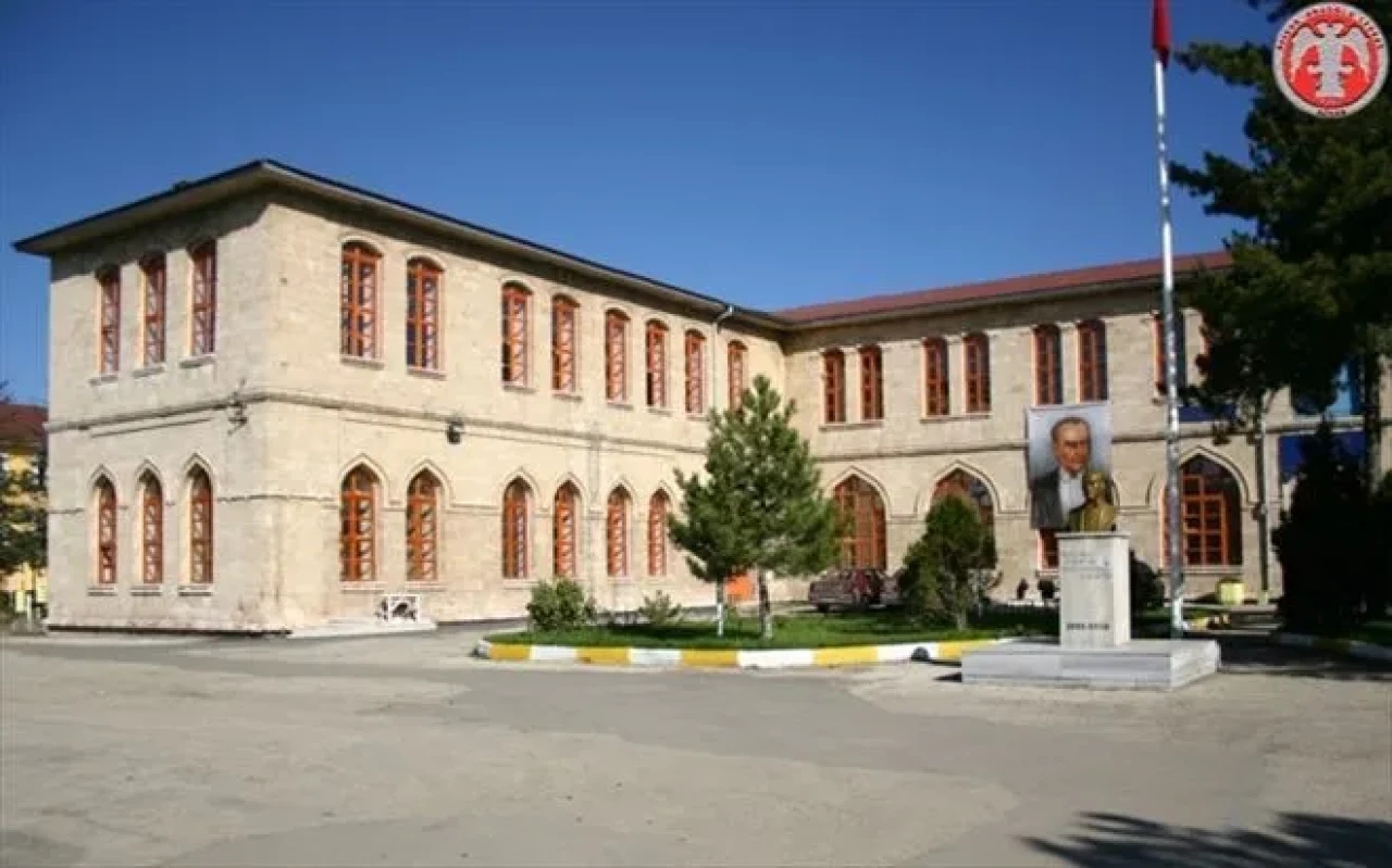 Sivas'ta Bir Okul Değil, Bir Değer Eksiliyor: Selçuk Lisesi’nde Sessiz Veda!