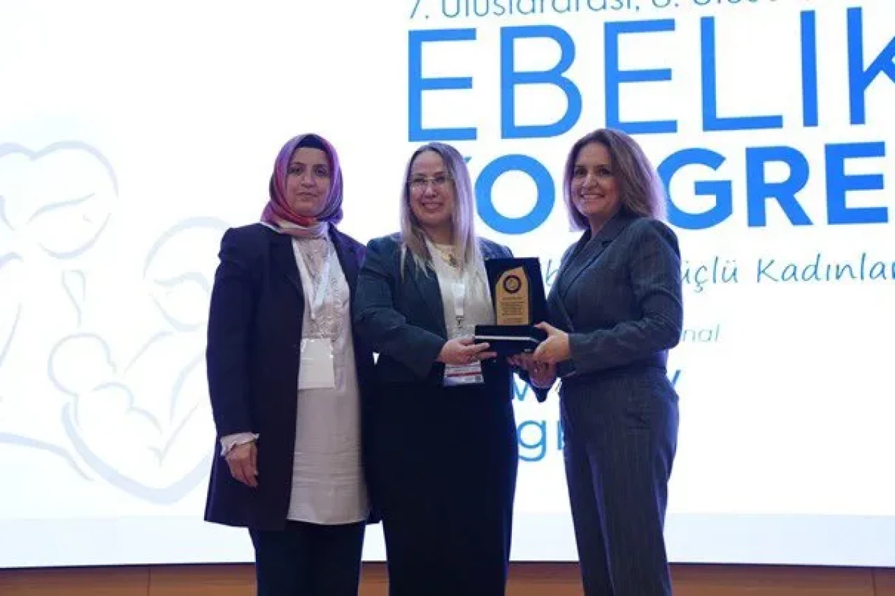 Sivas Cumhuriyet Üniversitesi Öğretim Üyesine “Türkiye’nin İlk Ebe Profesörleri” Töreninde Onur Plaketi