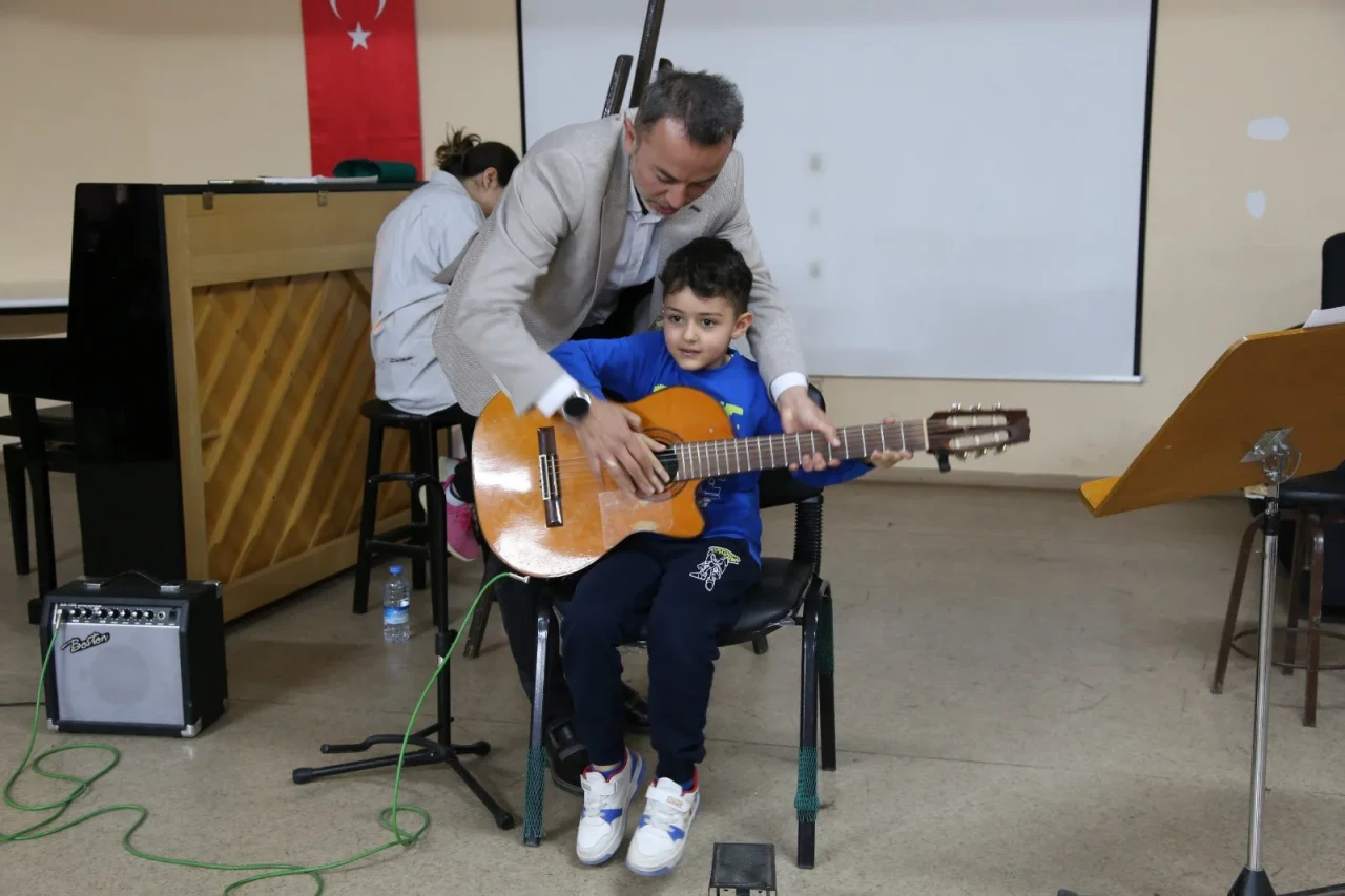 Sivas Cumhuriyet Üniversitesinde Klasik Gitar Dinletisi Düzenlendi