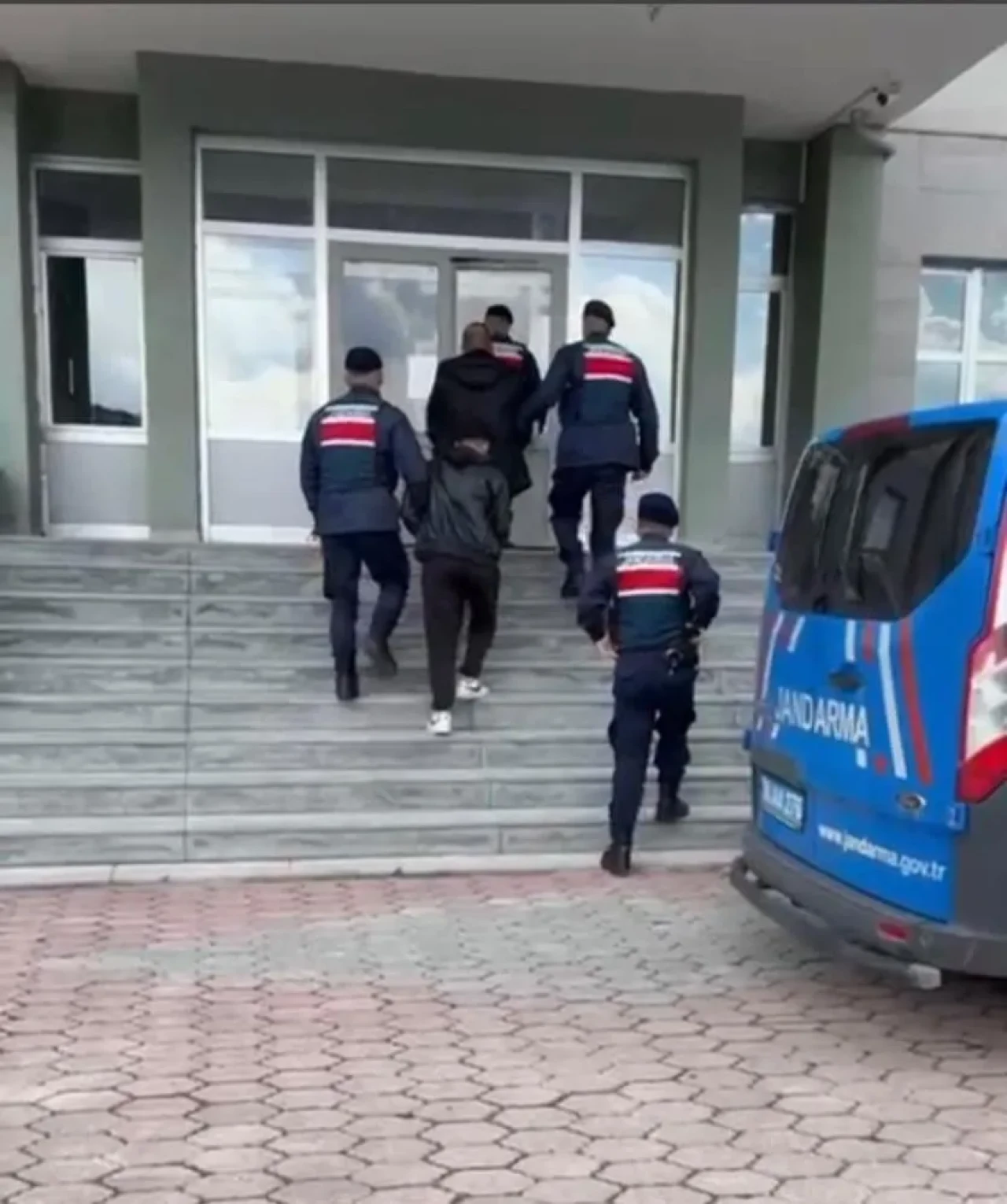 Sivas'ta Göçmen Kaçakçılığı Operasyonu: 3 Şüpheli Tutuklandı
