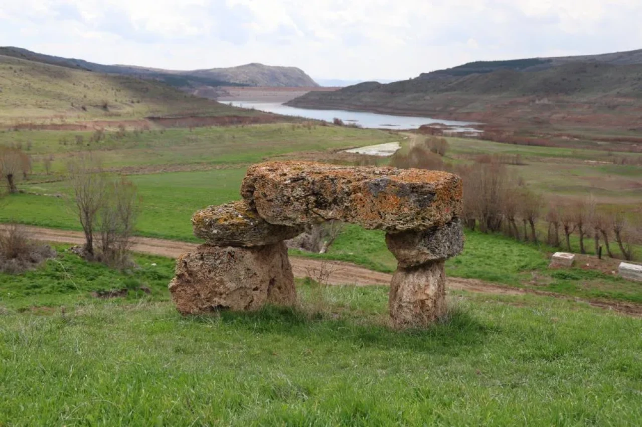 Sivas’ta 200 Yıllık Musalla Taşı, Zamanın İzlerini Taşıyor