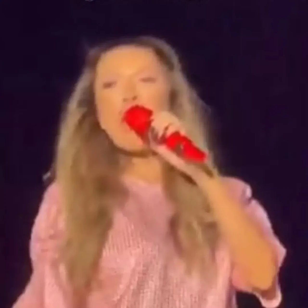 Sivaslı Hadise, Berlin Konserinde "Yes Bitch" Sözleriyle Olay Oldu