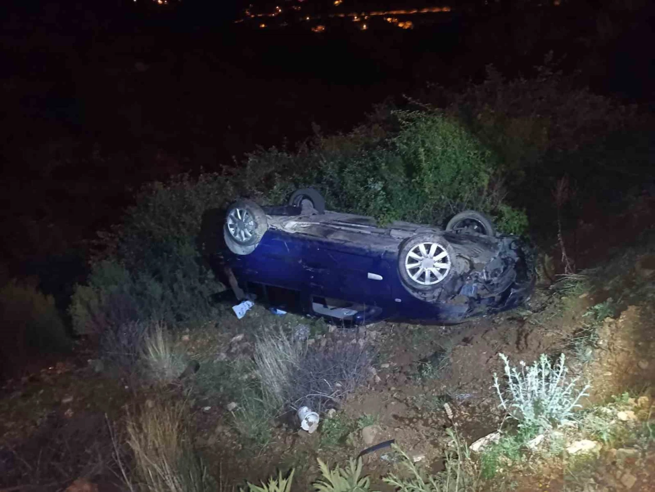 Alanya’da Gece Kazası: Otomobil Şarampole Yuvarlandı