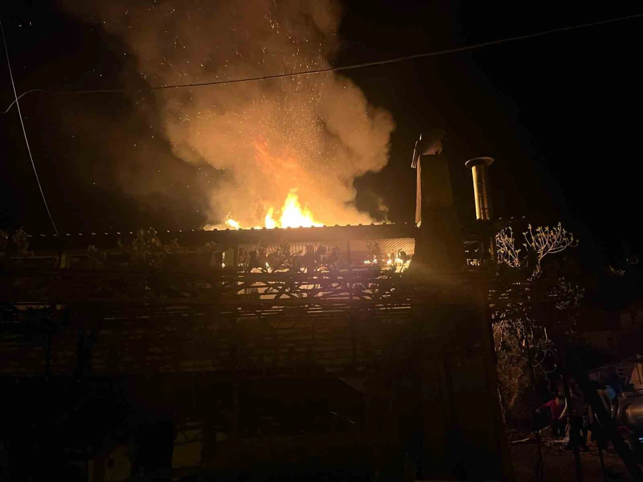 Bacadan Çıkan Yangın 2 Katlı Evi Küle Çevirdi
