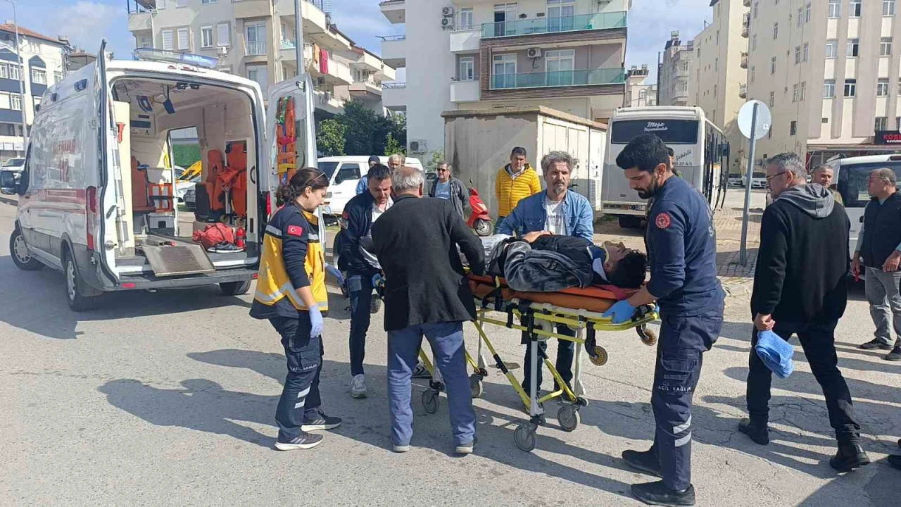 Manavgat’ta Motosiklet Kazası: 2 Yaralı, Ehliyetsiz Sürücüye Ceza Yağdı
