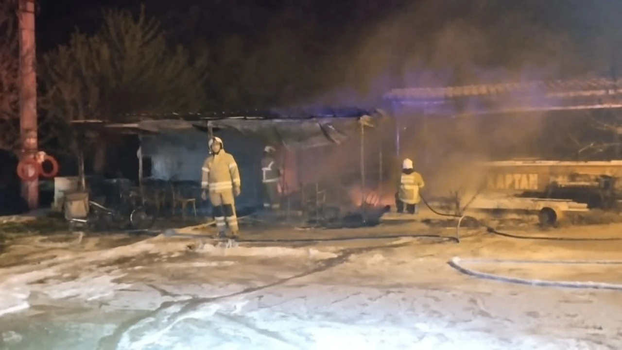 Erdek’te Cüneyt Kaptan Balık Evi’nde Yangın Paniğe Yol Açtı