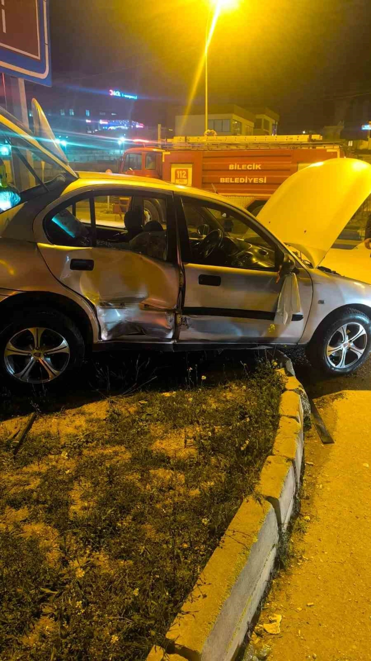 Bilecik'te Otomobil ile Halk Minibüsü Çarpıştı: 3 Yaralı