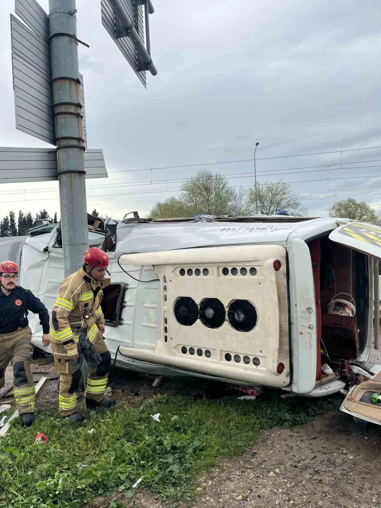 Bursa’da Yağışlı Hava Nedeniyle Servis Aracı Bariyerlere Çarptı: 6 Yaralı