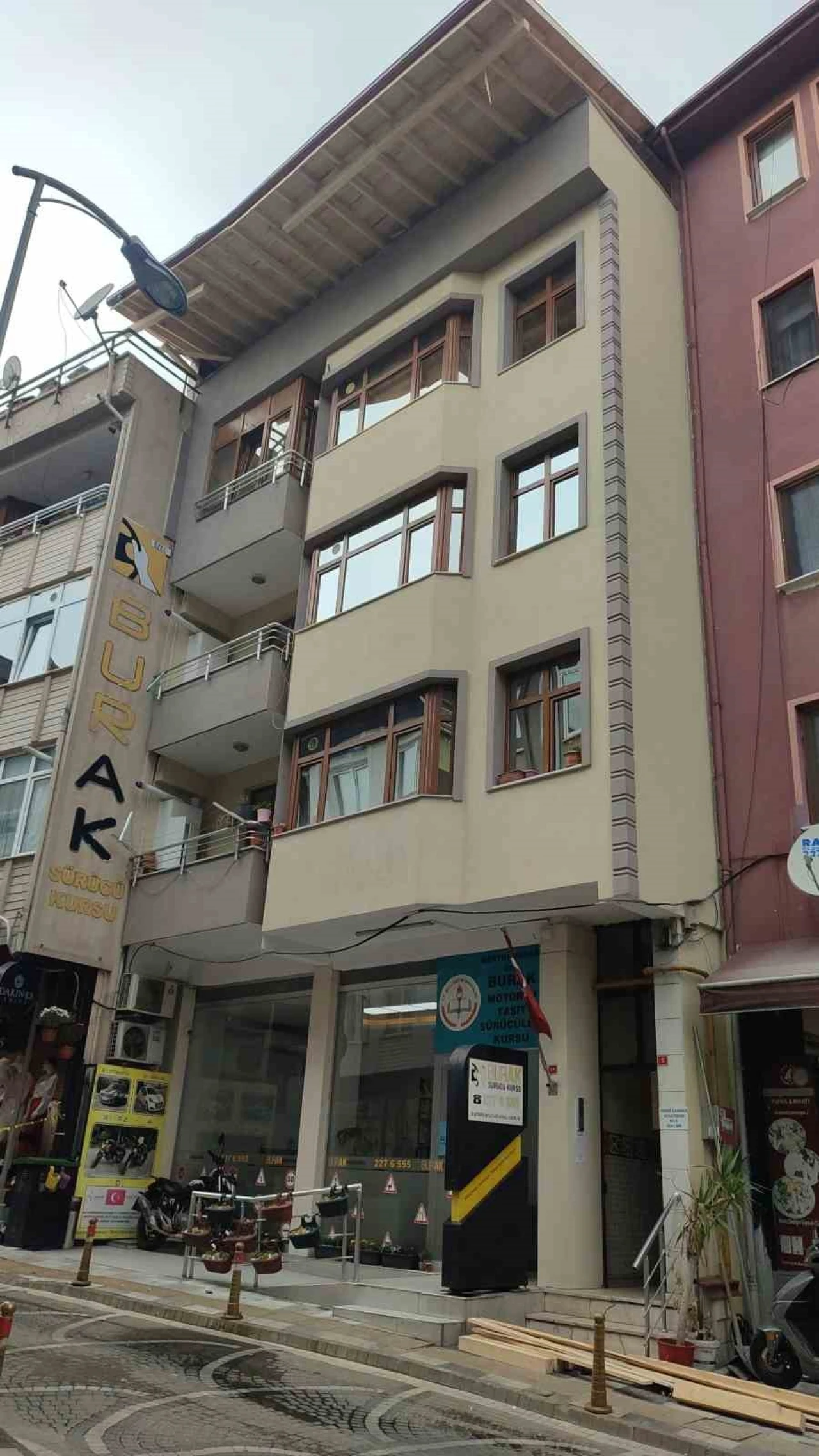 Bartın’da Binanın Çatısından Düşen Kalaslar Paniğe Neden Oldu