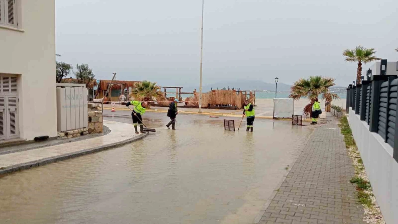 Çeşme’de Sağanak Yağış Sokakları Göle Döndürdü