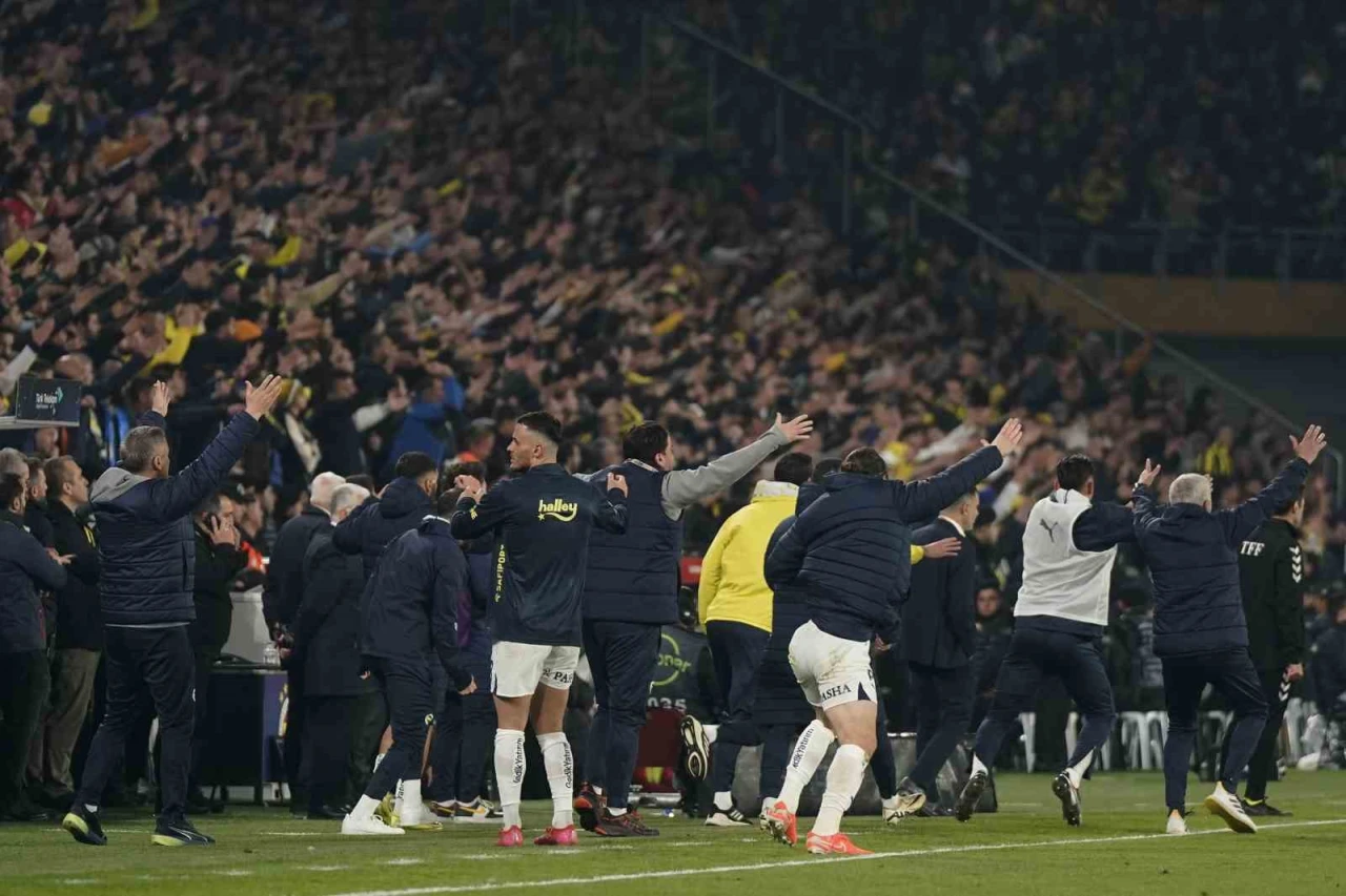 Derbiye Damga Vuran Kavga! Kartlar Havada Uçtu!