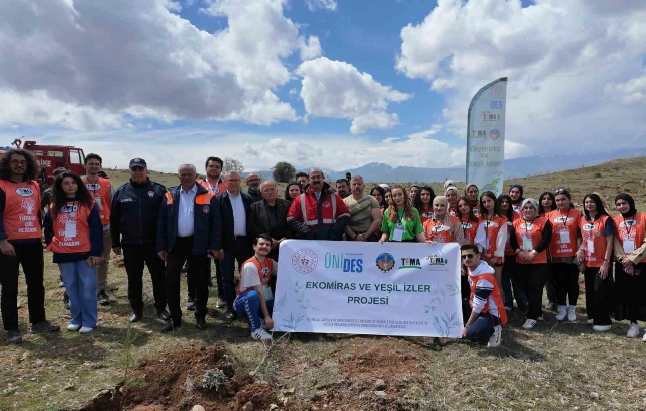 Divriği’de Gençlerden Yeşil Bir Gelecek İçin Fidan Dikimi