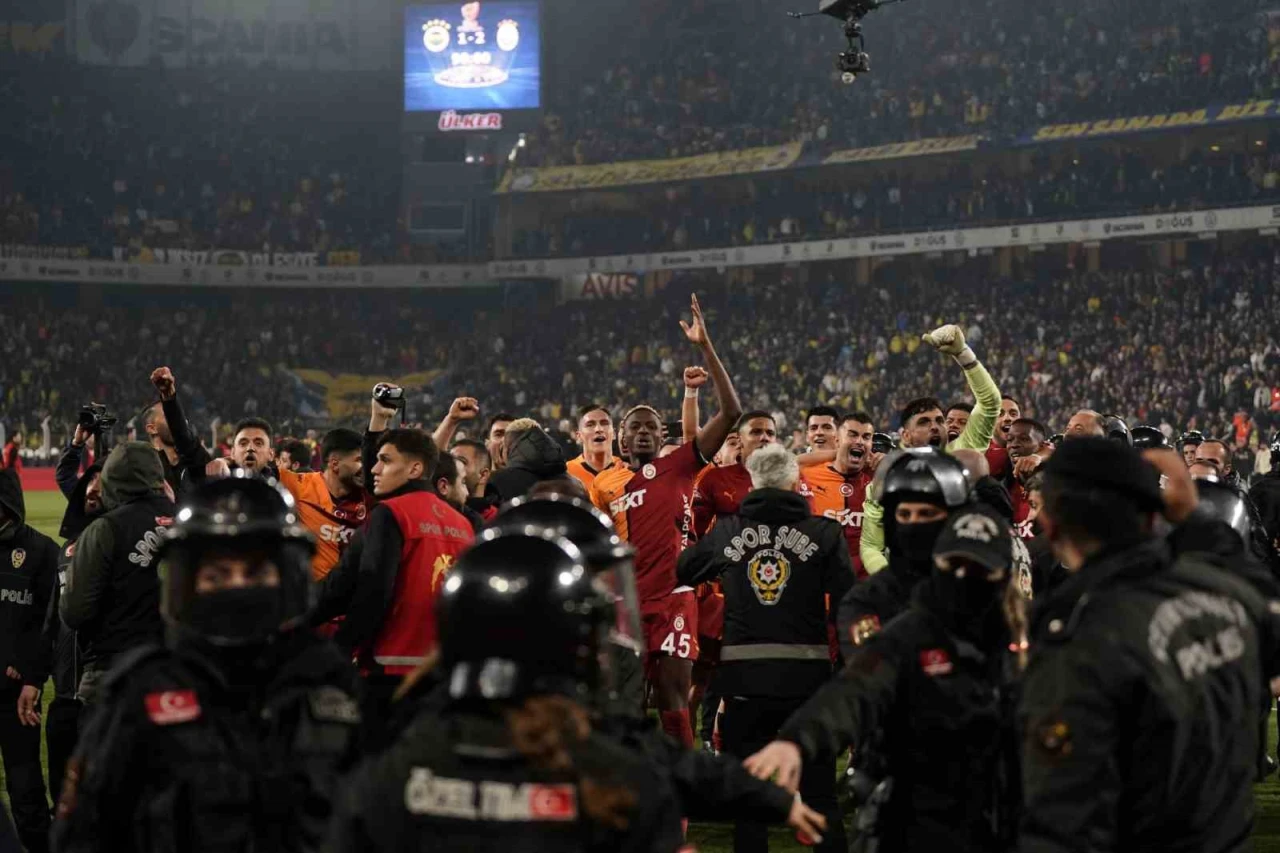 Galatasaray, Fenerbahçe Derbisi Sonrası Coşkulu Kutlama Yaptı!
