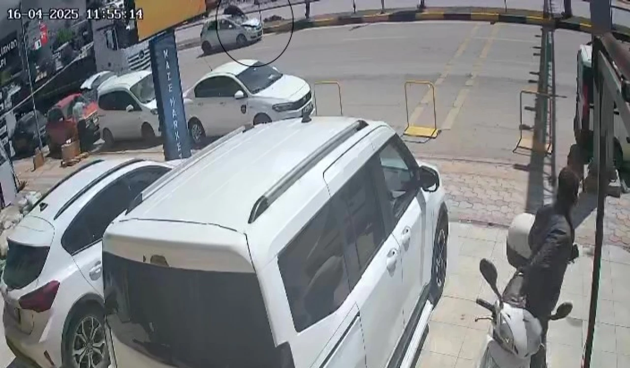 2 Kadın Havaya Uçtu: Kaza Anı Kamerada