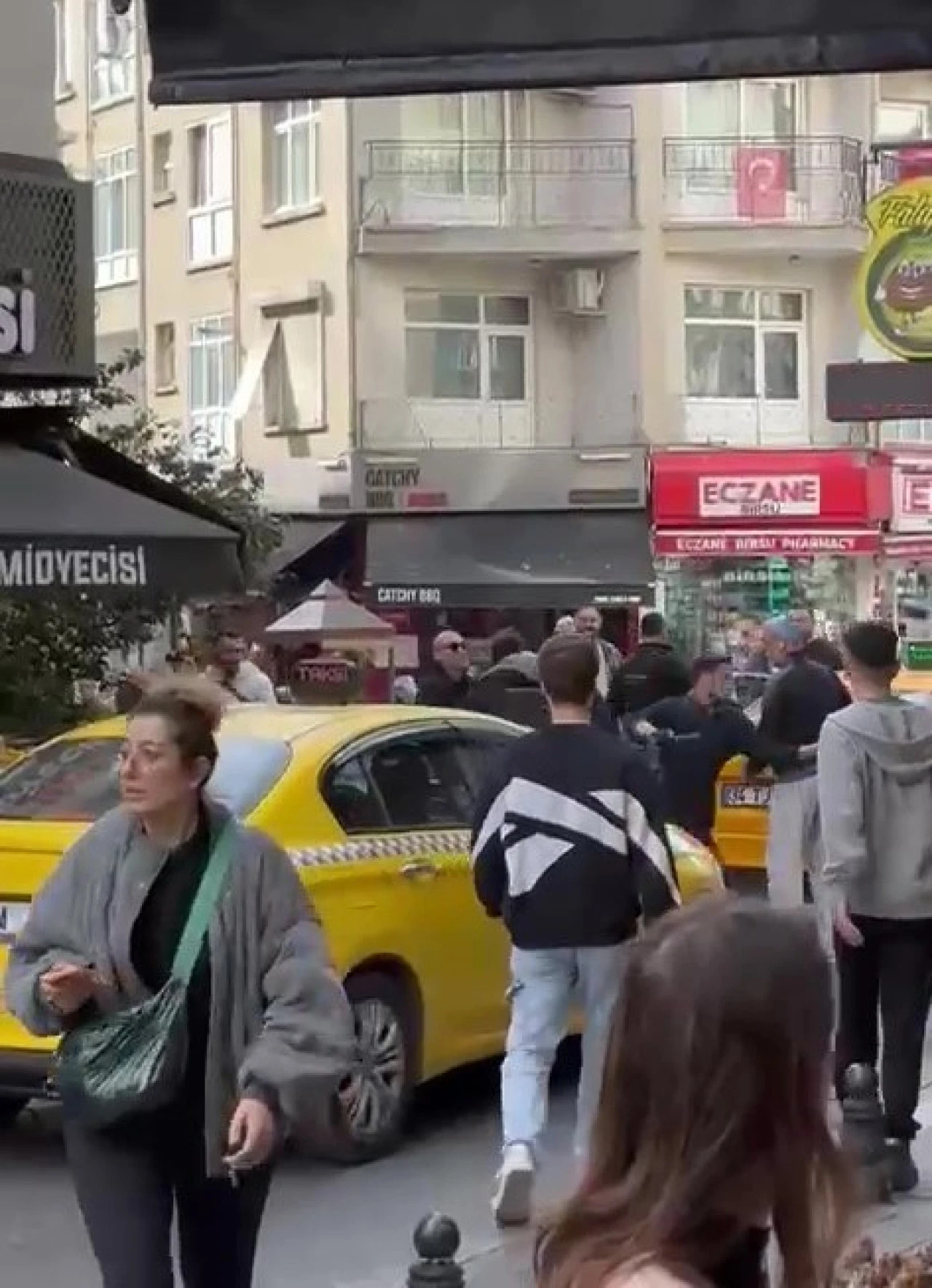 Kadıköy’de Esnaf ile Taksici Arasında Kavga: Bıçak Çekip Camı Kırdı