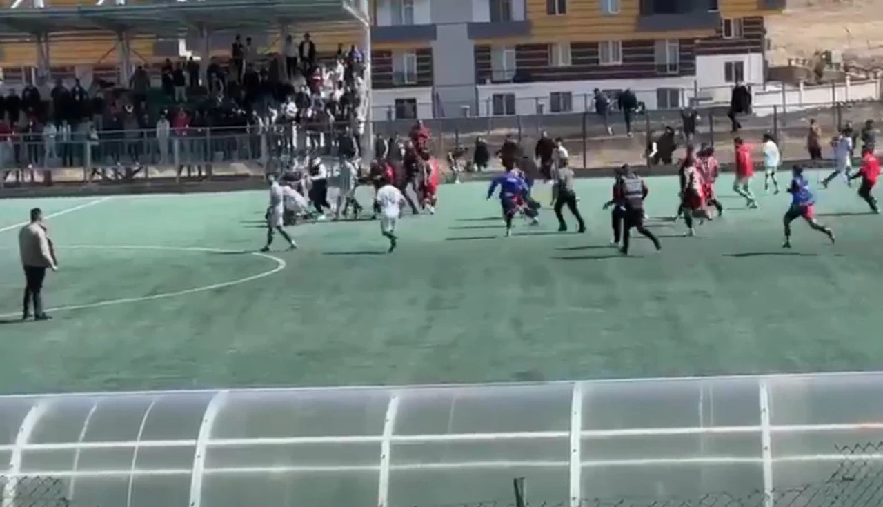 Kars’ta Amatör Lig Maçında Korkunç Kavga: Saha Savaş Alanına Döndü
