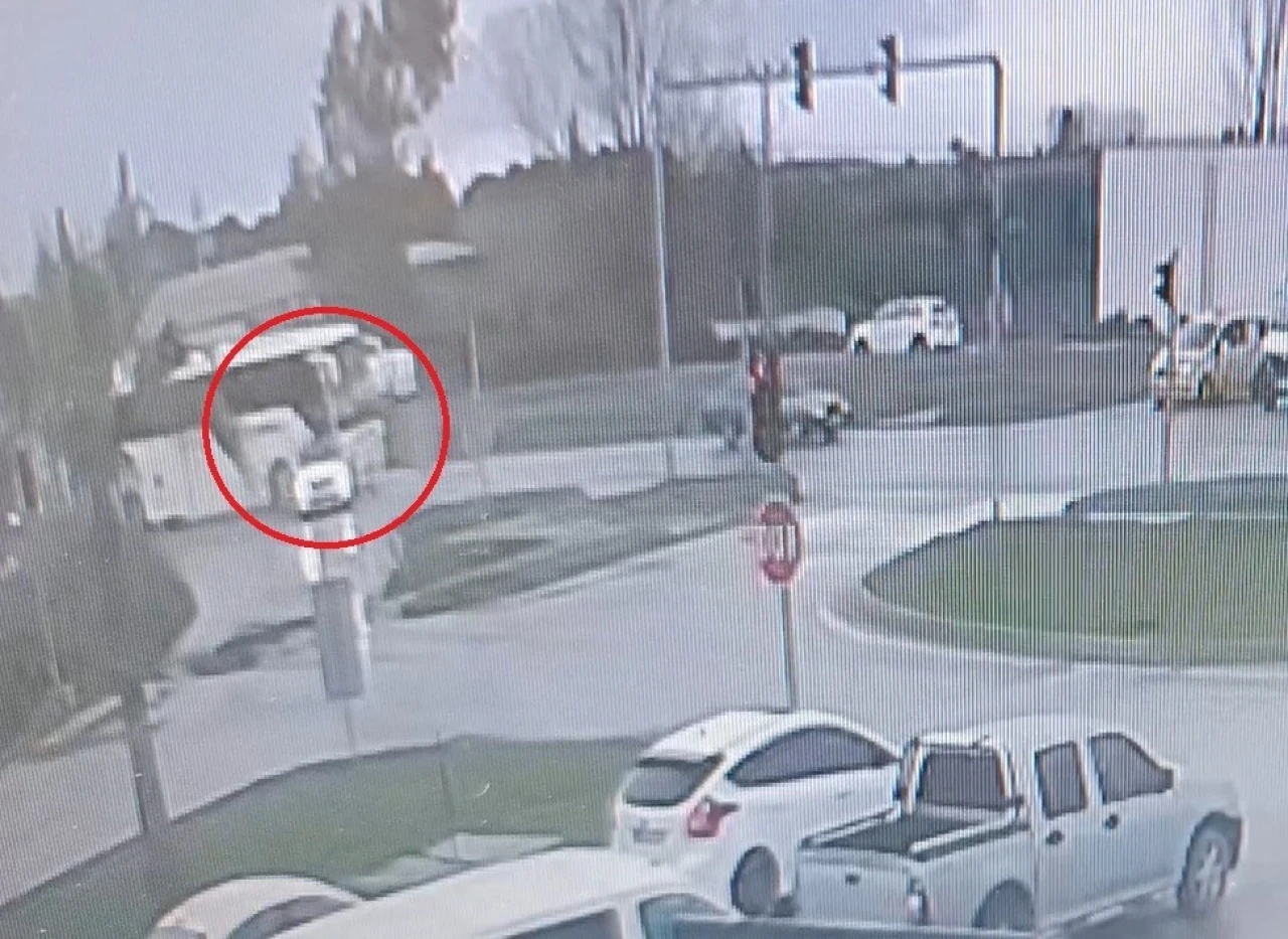 Otobüsün Arkadan Çarptığı Otomobil Hurdaya Döndü
