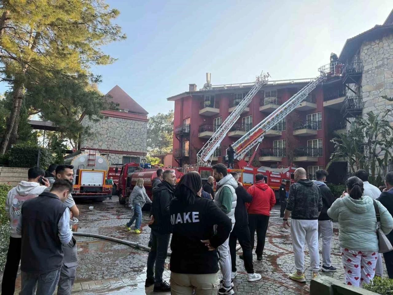 Marmaris’te Beş Yıldızlı Otelde Yangın: 24 Kişi Dumandan Etkilendi
