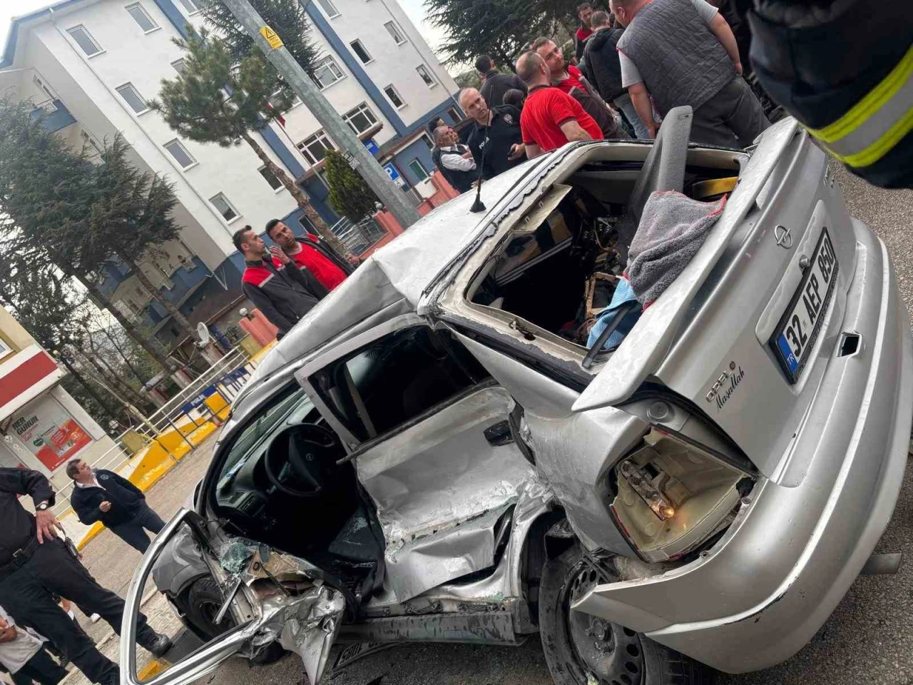 Otomobil Halk Otobüsüne Çarptı: 1 Ölü, 3 Yaralı