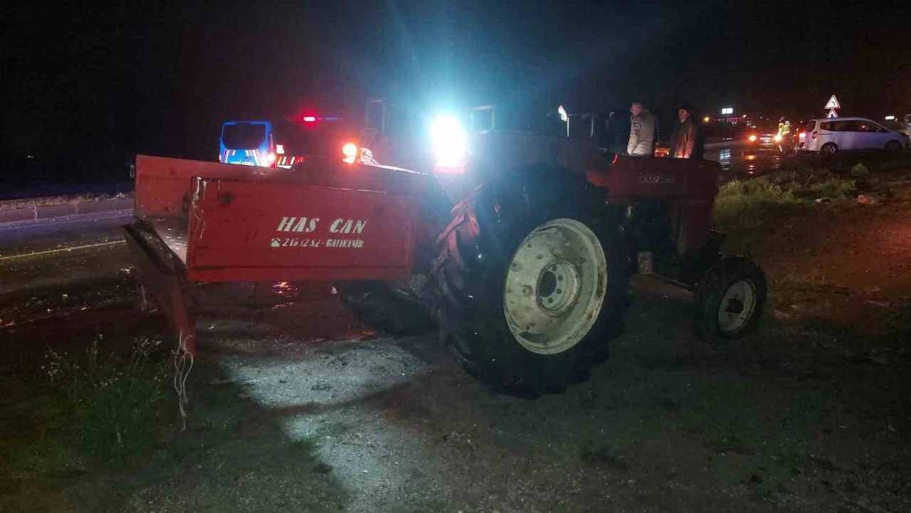 Afyonkarahisar’da Otomobil ile Traktör Çarpıştı: 4 Yaralı