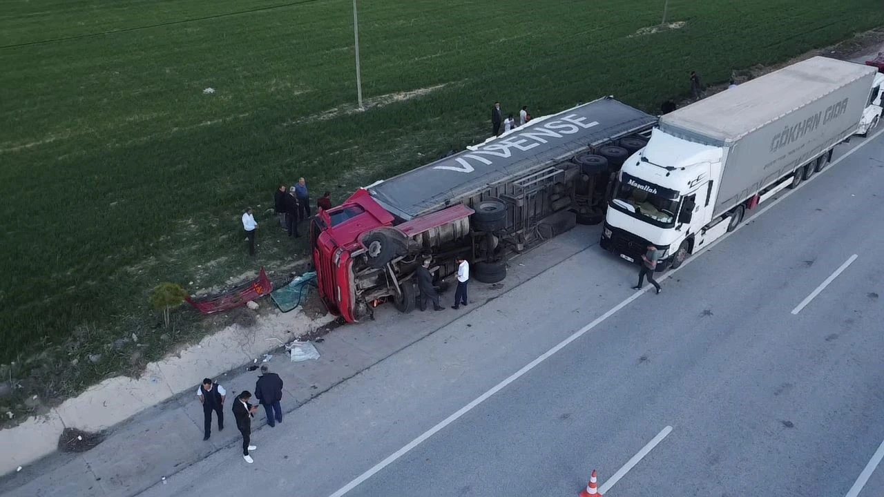 Mandalina Taşıyan Tır Şarampole Devrildi: 2 Yaralı