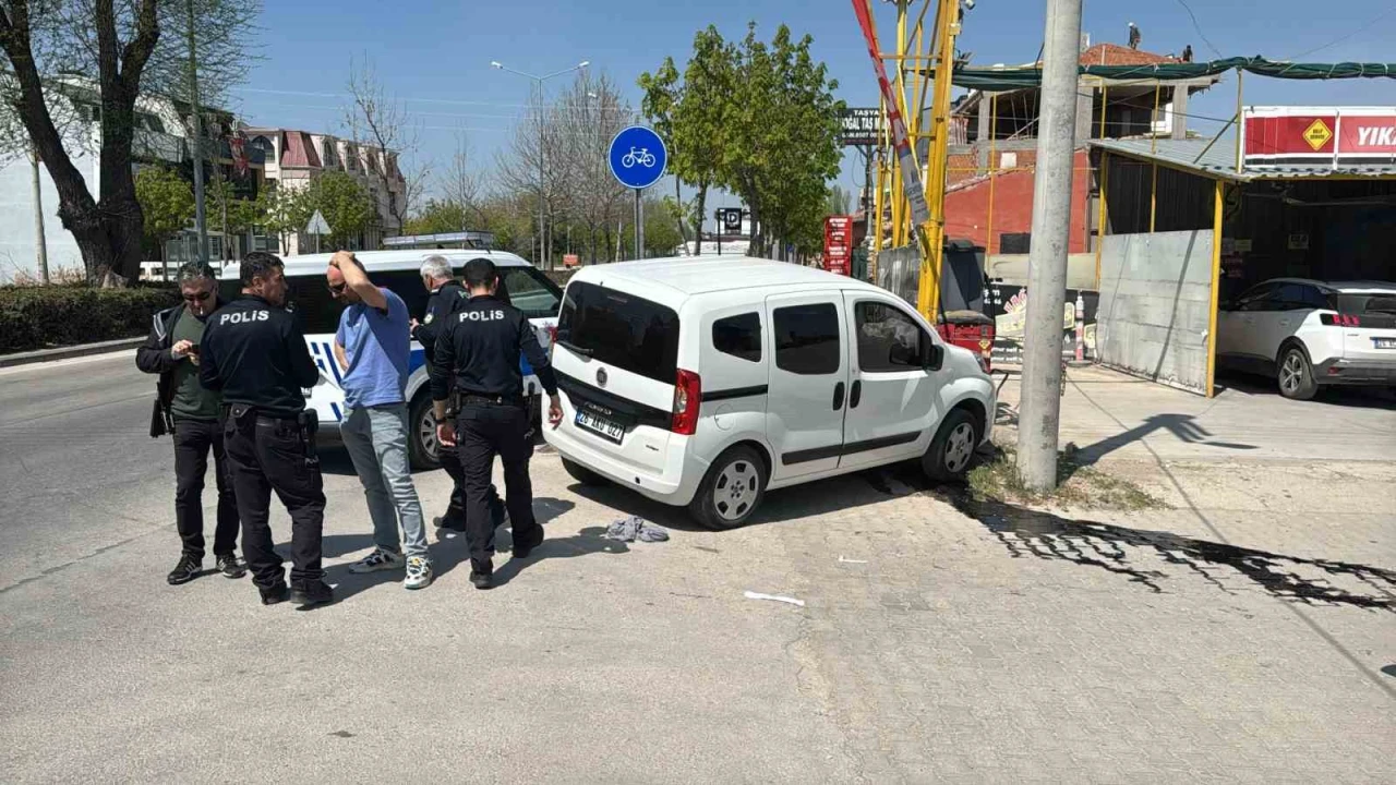 Kaçan Araç  Direğe Çarptı, 3 Kişi Gözaltında
