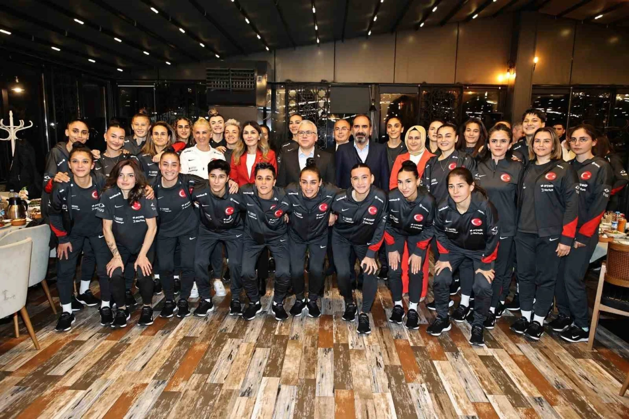 A Milli Kadın Futbol Takımı’na Sivas’ta Moral Yemeği