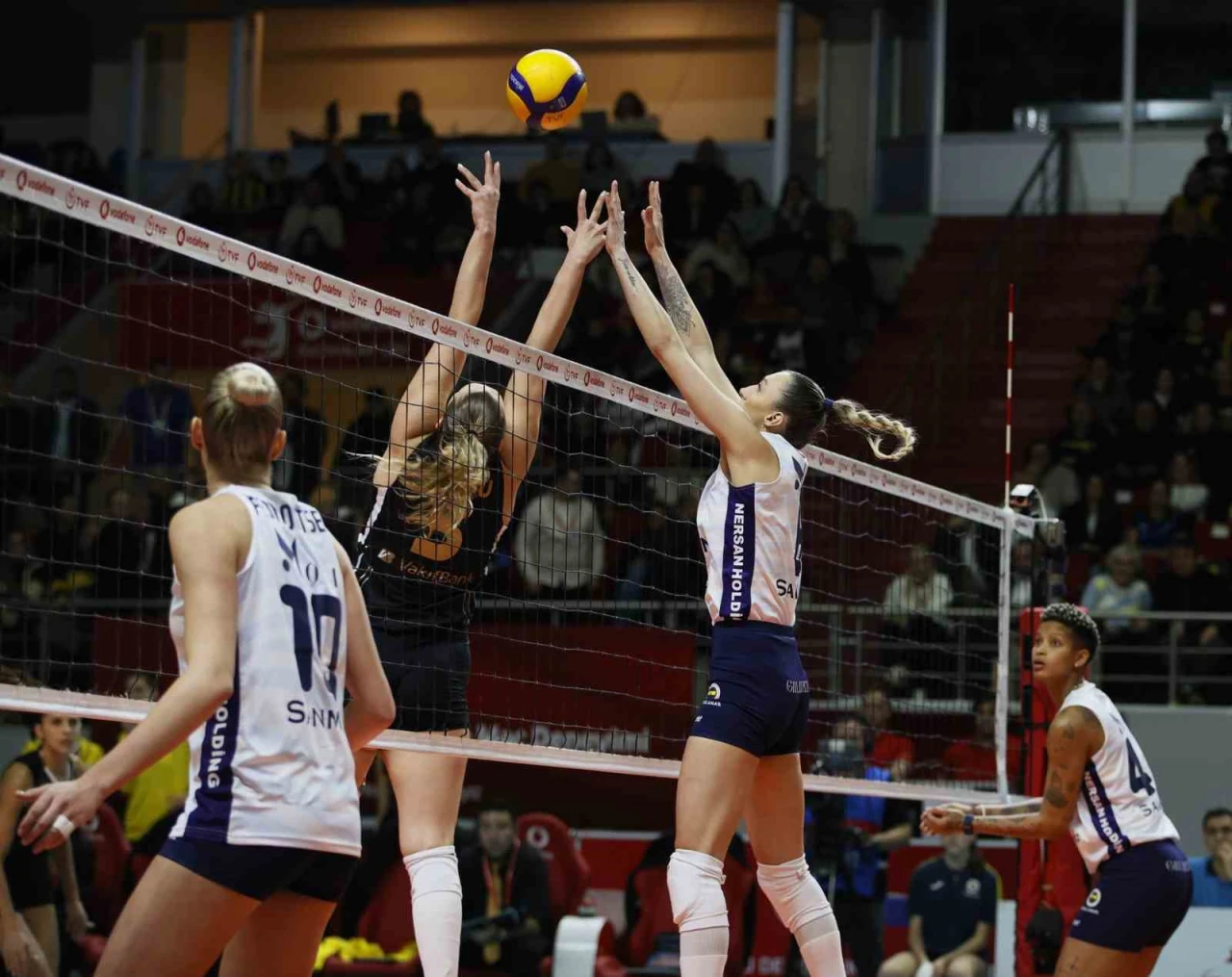 Fenerbahçe ve V.Bank, Sultanlar Ligi Finalinde Karşılaşacak