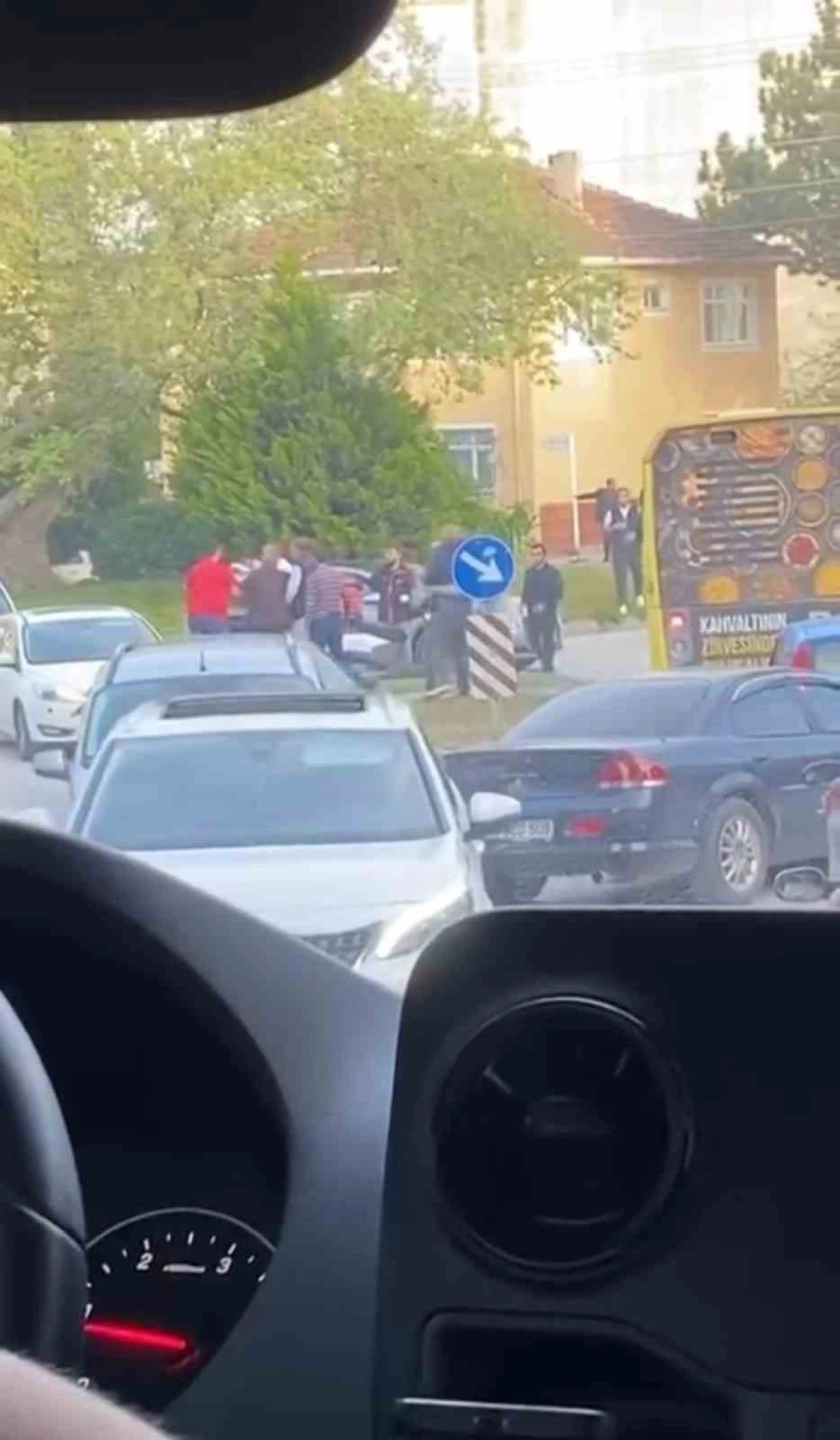 Bursa’da Trafikte Tartışan Sürücüler Yumruklarla Birbirine Girdi