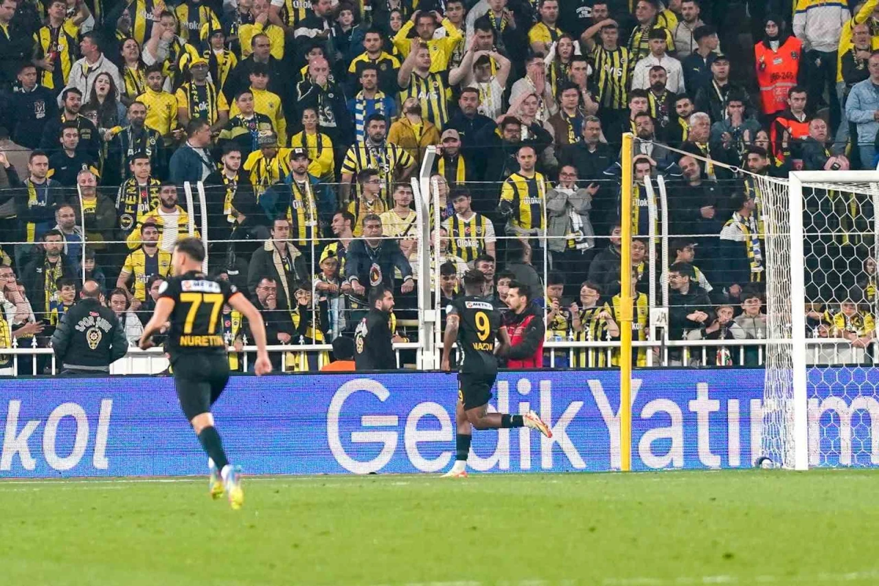 Fenerbahçe Evinde 3-3 Berabere Kaldı