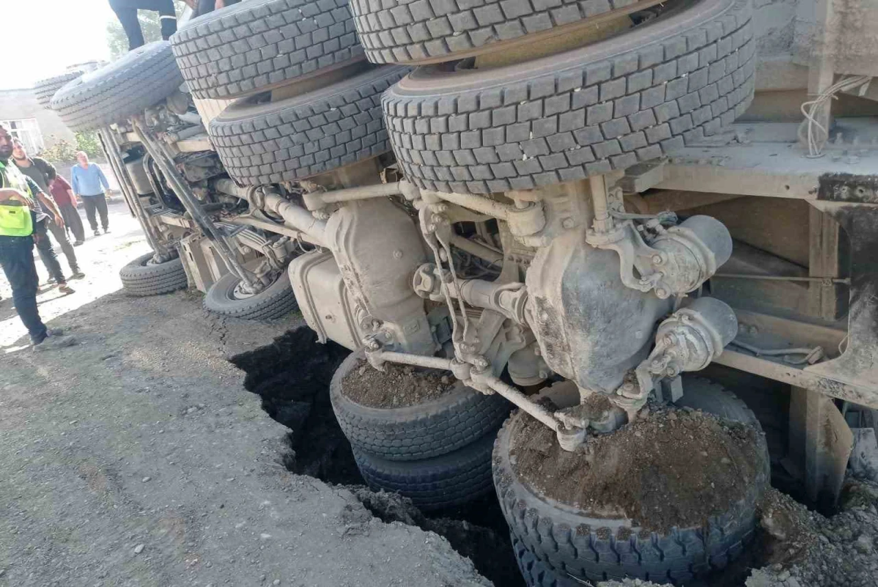 Hatay’da Yol Çöktü, Kum Yüklü Kamyon Devrildi