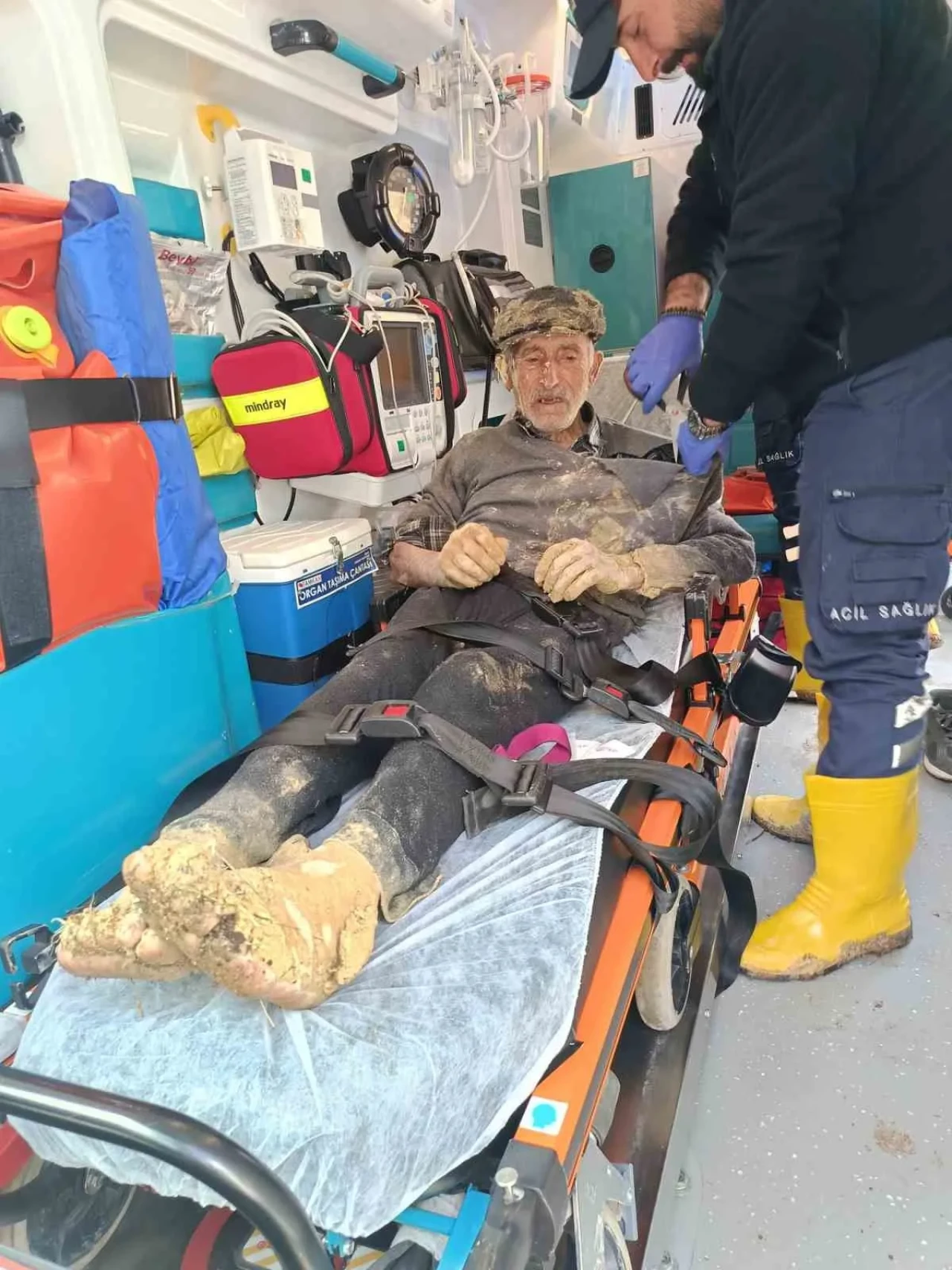 Sivas’ta Vatandaş ve İneği Çamura Saplandı