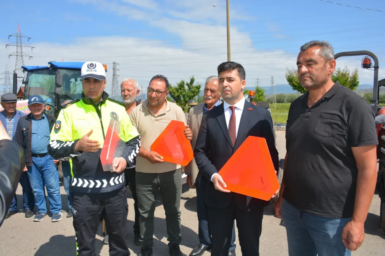 Sivas'ta Trafik Güvenliği İçin Traktör Sürücülerine Reflektör Dağıtıldı