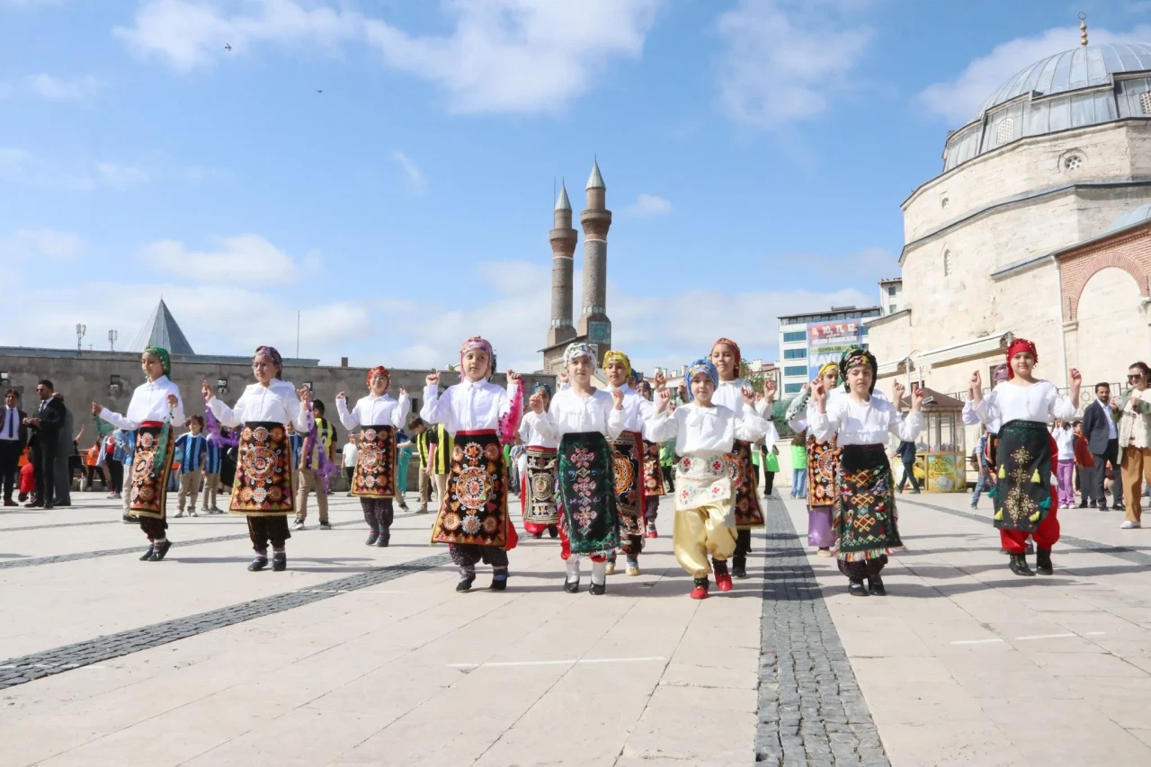 Sivas’ta Geleneksel Çocuk Oyunları Şenliği Renkli Görüntülere Sahne Oldu