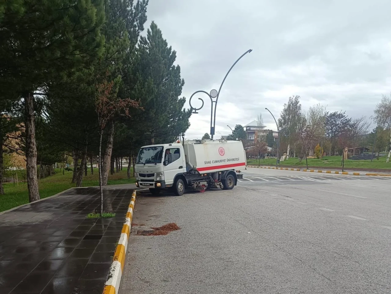 Sivas Cumhuriyet Üniversitesi Kampüsü’nde Temizlik Seferberliği