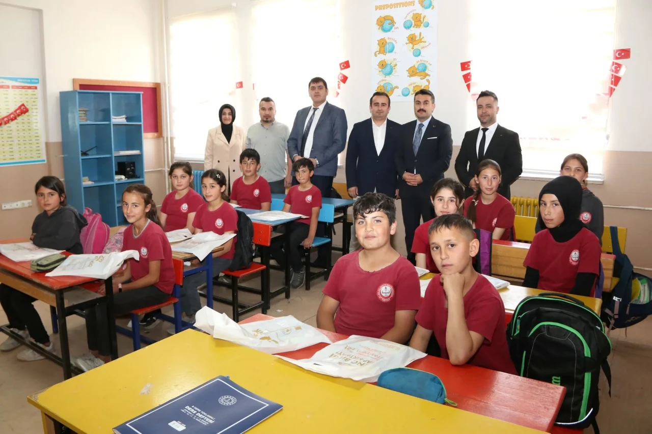 Sivas’ta 15 Bin Kitap Öğrencilerle Buluştu