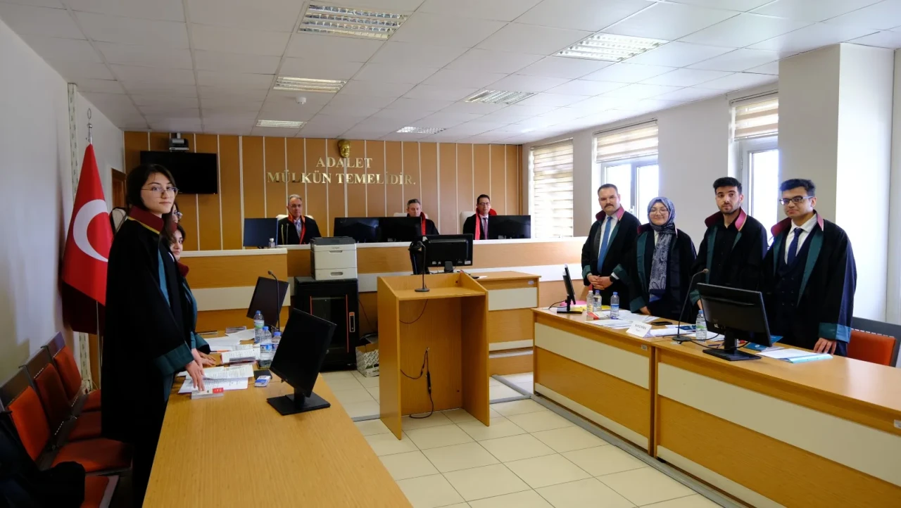 Sivas Cumhuriyet Üniversitesi Hukuk Fakültesi “Farazi Dava ve Duruşma Yarışması” Düzenledi