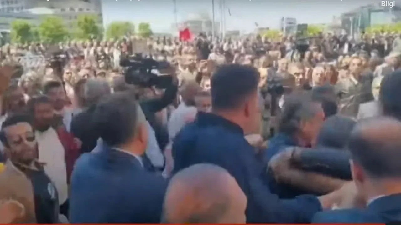 CHP Genel Başkanı Özgür Özel'e Kim Saldırdı? Saldırganın Kimliğini Bakan Açıkladı!