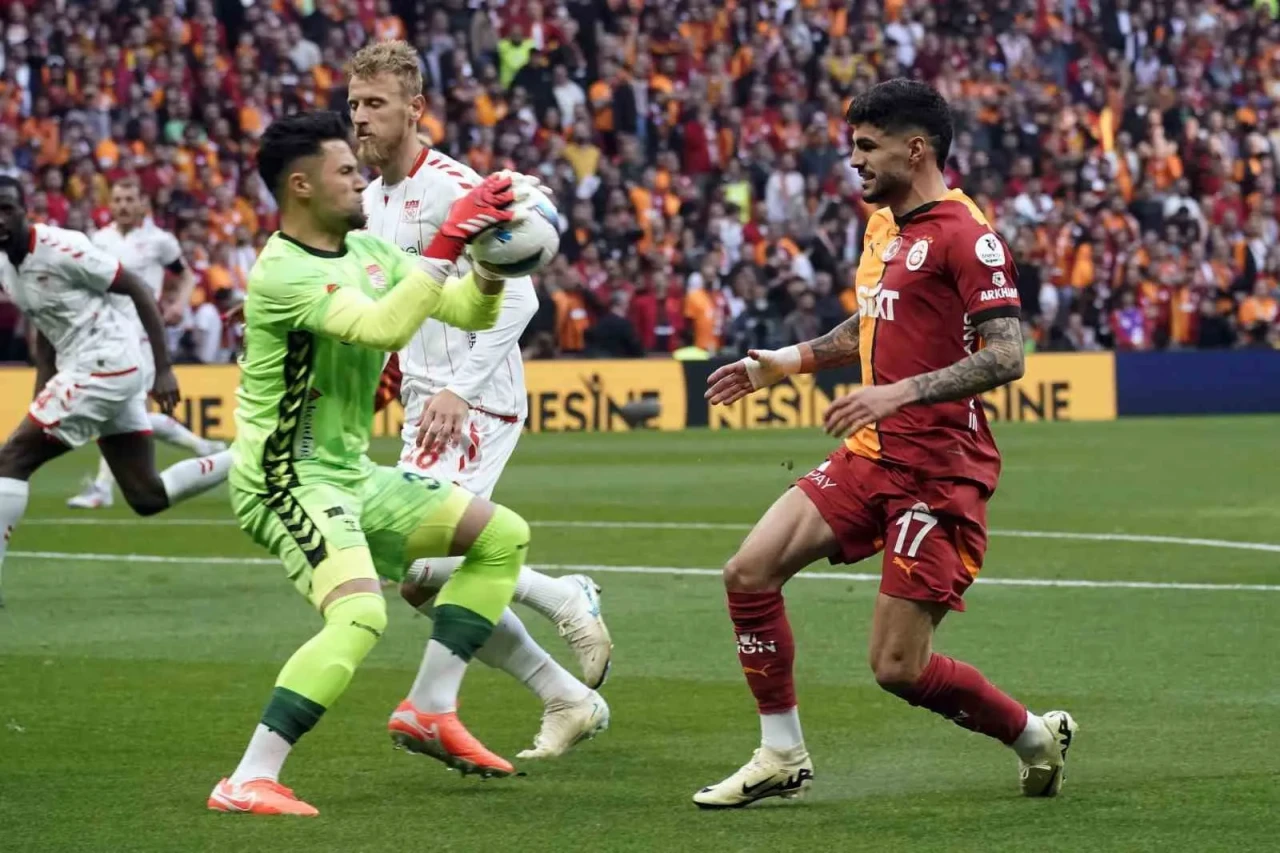 Galatasaray-Sivasspor Maçında İlk Yarıda Şok