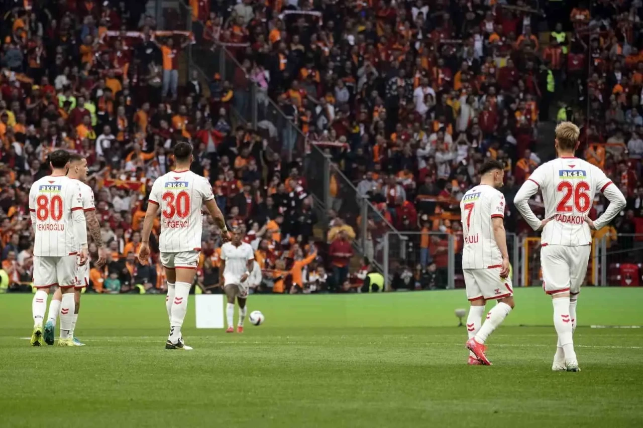 Sivasspor-Galatasaray Maçında Skandal! Tek Pozisyon Üç Karar