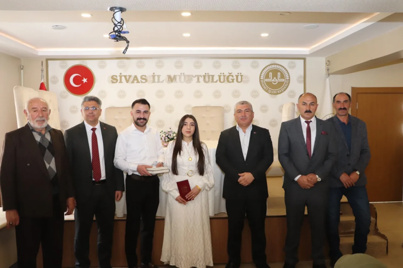 Sivas'ta Aile Yılı Faaliyetleri Kapsamında Evlenecek Çiftlere Destek Verildi