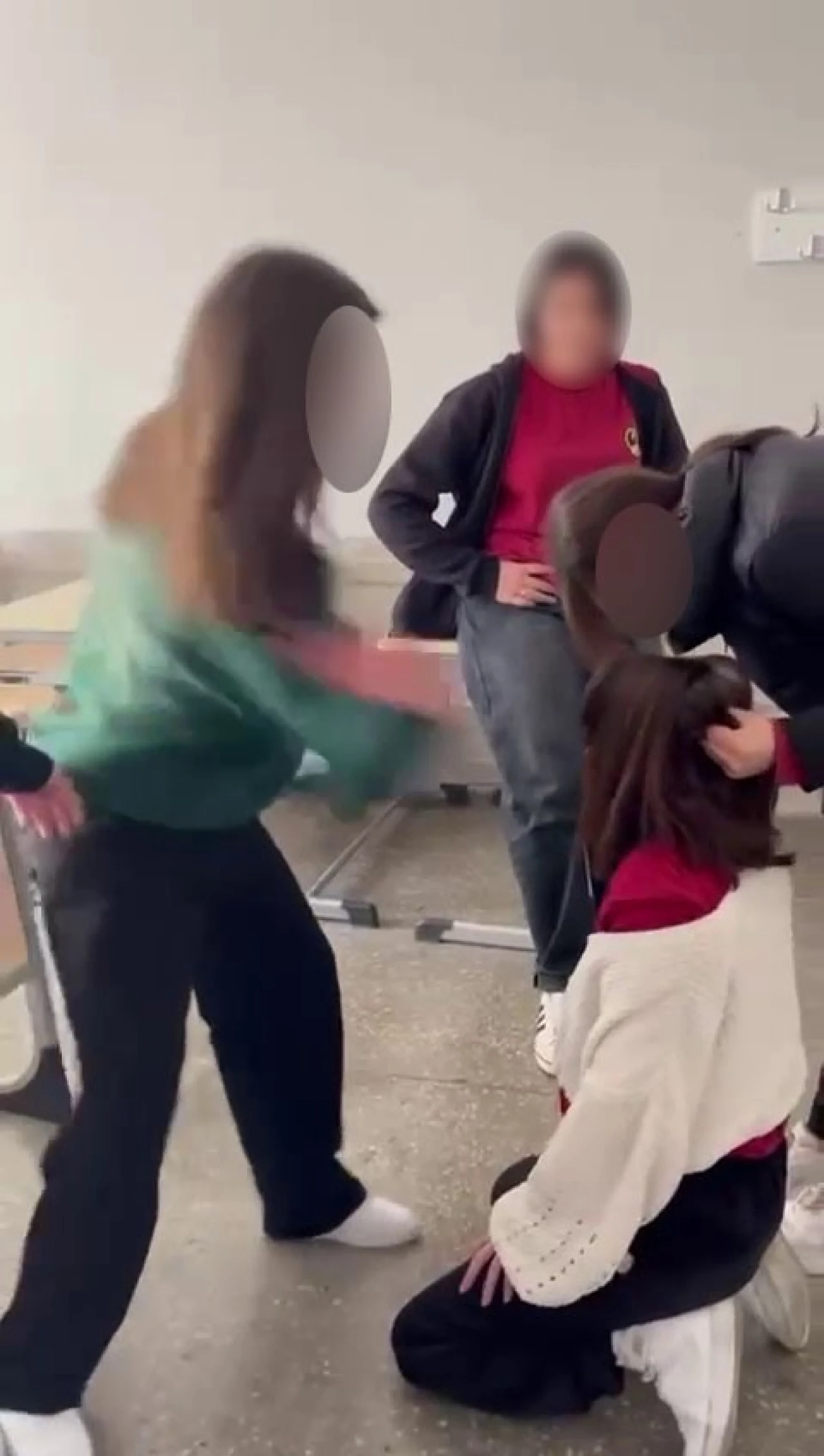 Sivas’ta Liseli Kıza Sınıf Arkadaşlarından Şiddet