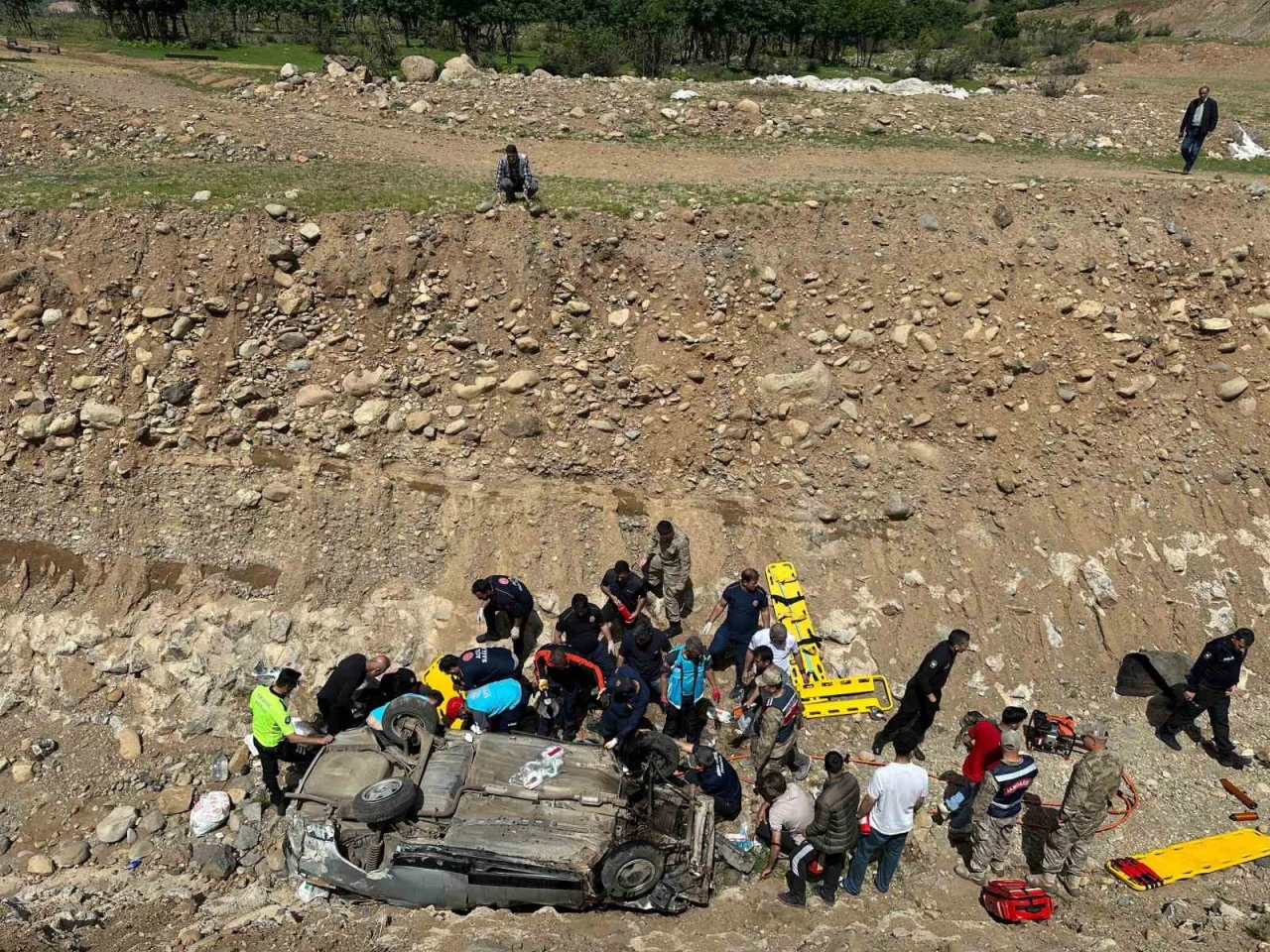 Dereye Uçan Otomobilde 7 Yaralı