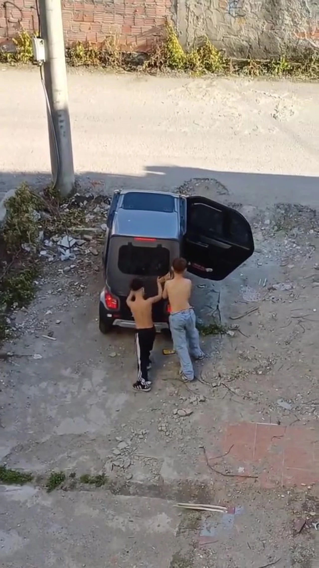 Şarj Bitince Yol Kenarında Kaldılar