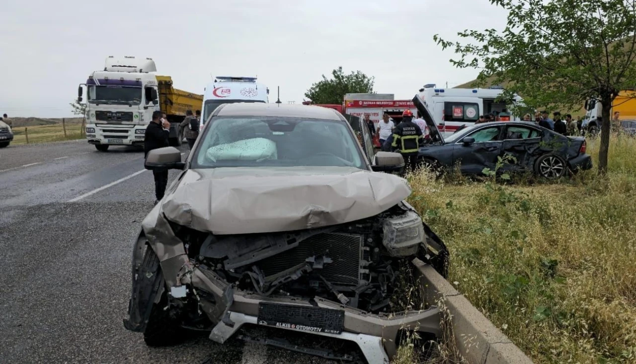 Otomobil ile kamyonet çarpıştı, 1 ölü 3 yaralı