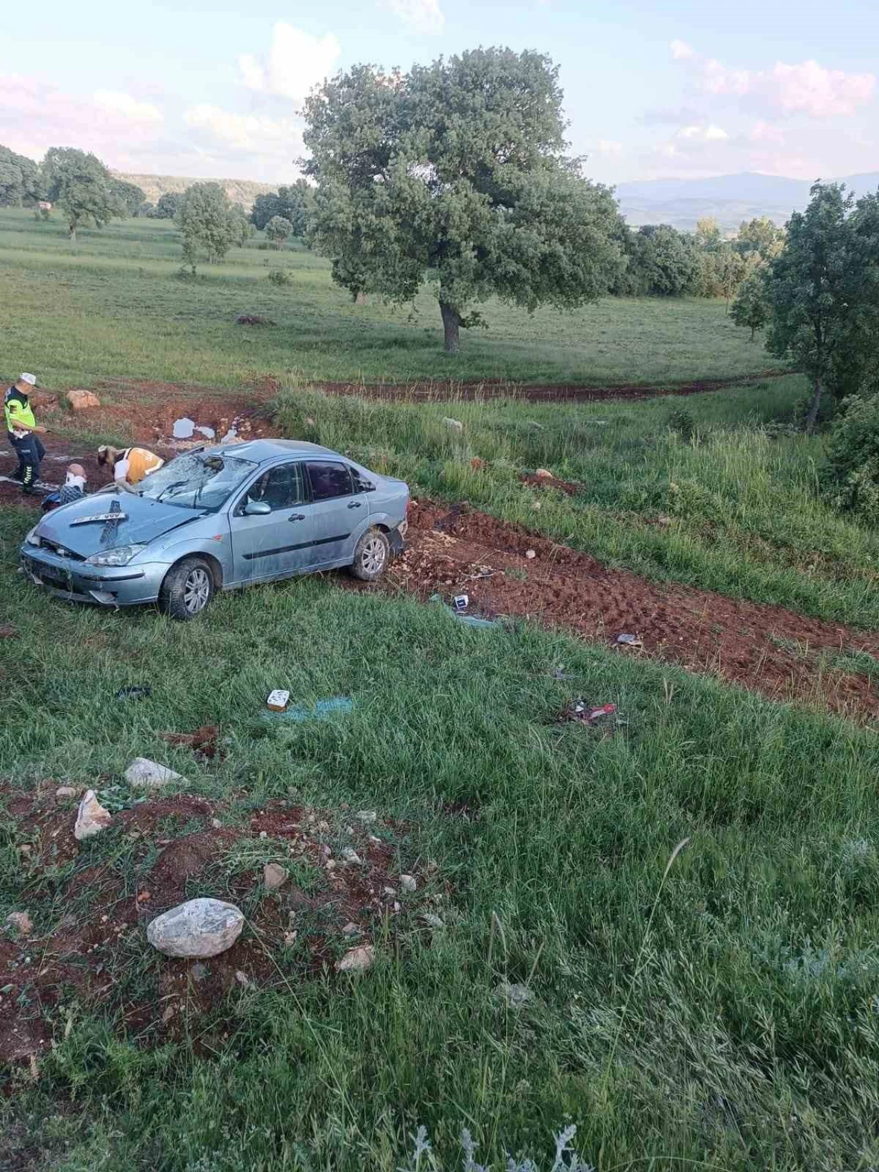Yoldan Çıkan Otomobil Devrildi