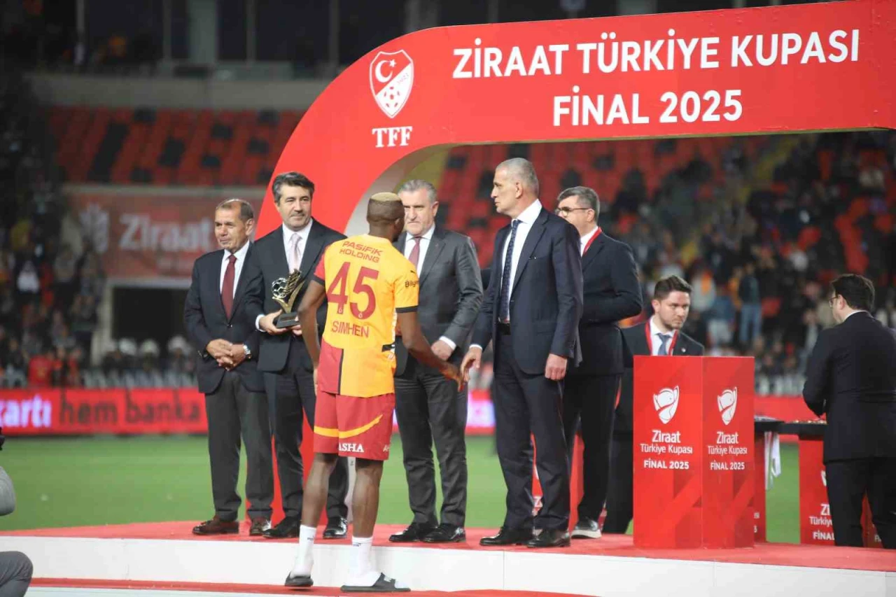Osimhen Finalin Kahramanı Oldu