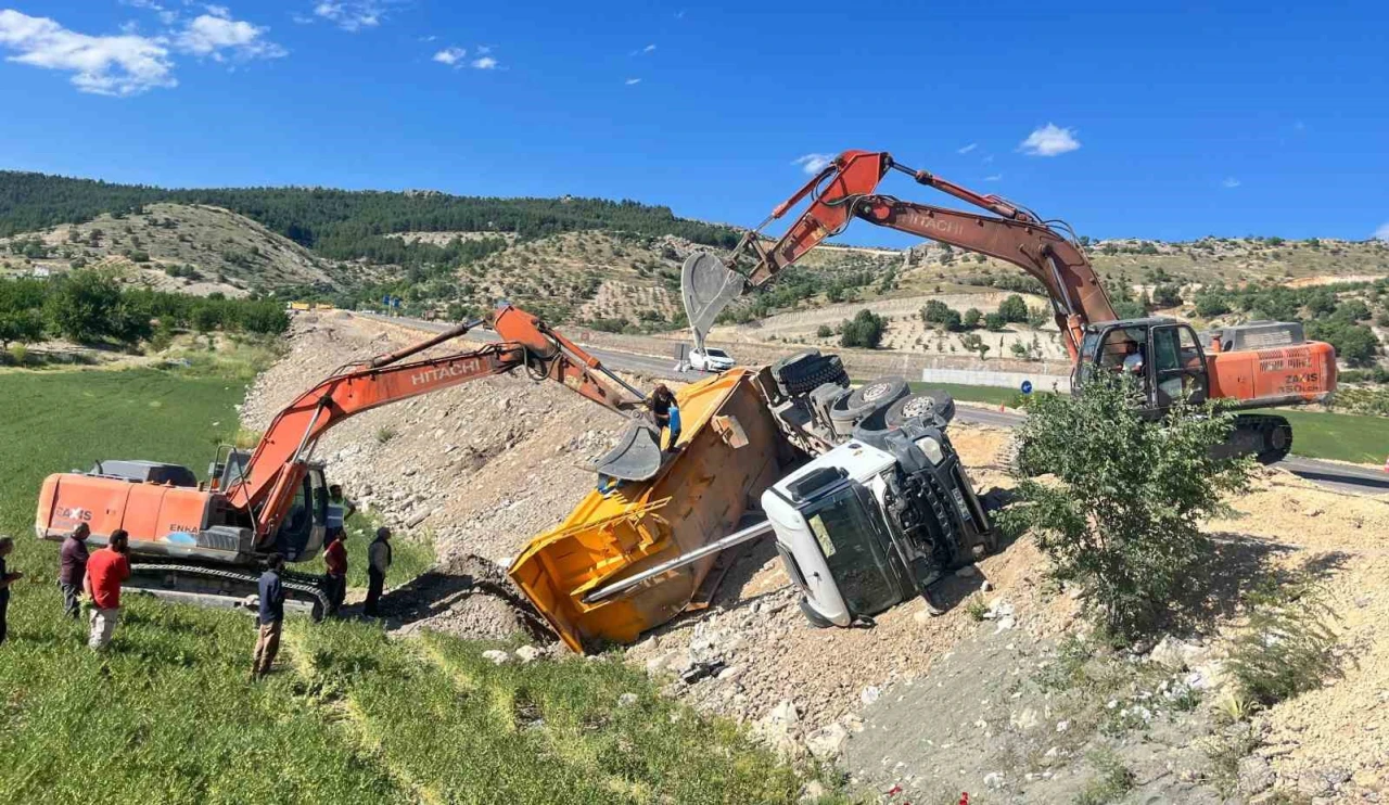 Hafriyat Kamyonu Şarampole Devrildi: 1 Yaralı