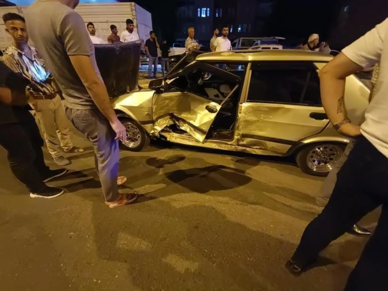 Kamyonet ve Otomobil Çarpıştı, 4 Kişi Hastaneye Kaldırıldı